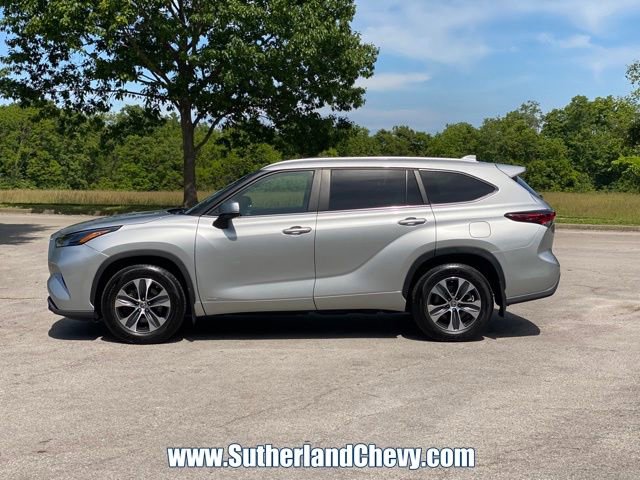 Used 2024 Toyota Highlander XLE AWD/4WD image 4
