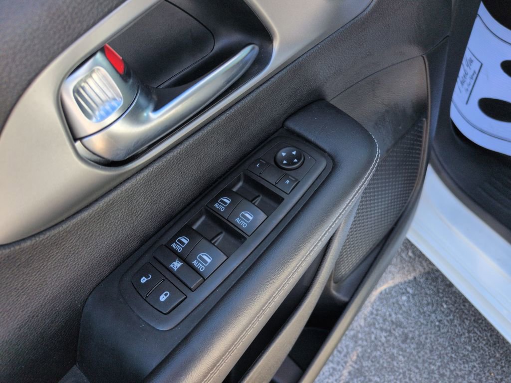 Used 2025 Chrysler Pacifica Select FWD image 11