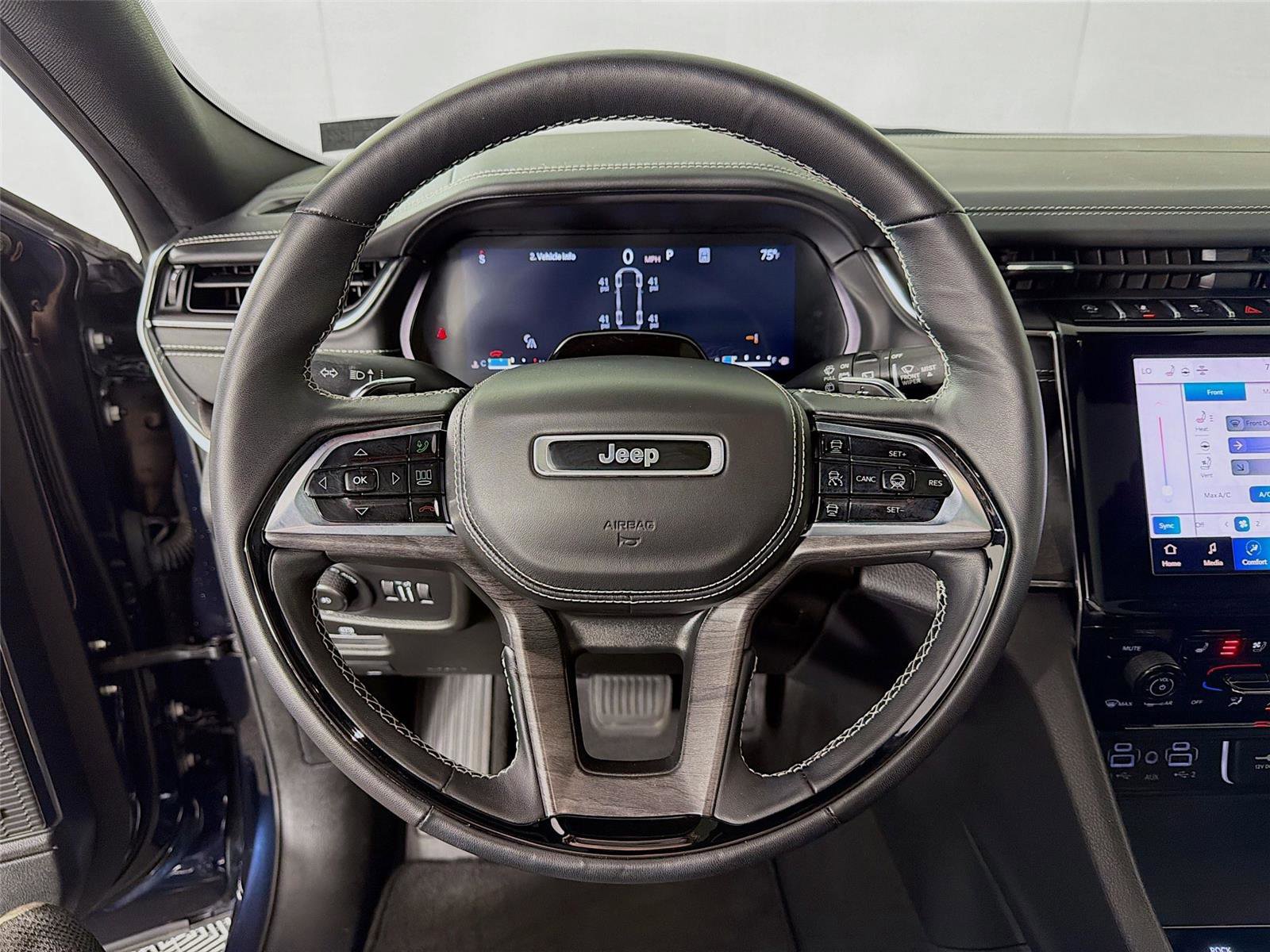 Used 2023 Jeep Grand Cherokee L Overland w/ Advanced Protech Group III AWD/4WD image 12