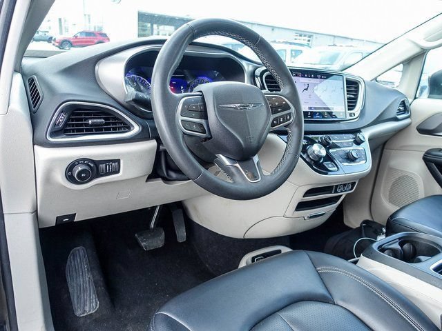 Used 2023 Chrysler Pacifica Touring-L FWD image 10
