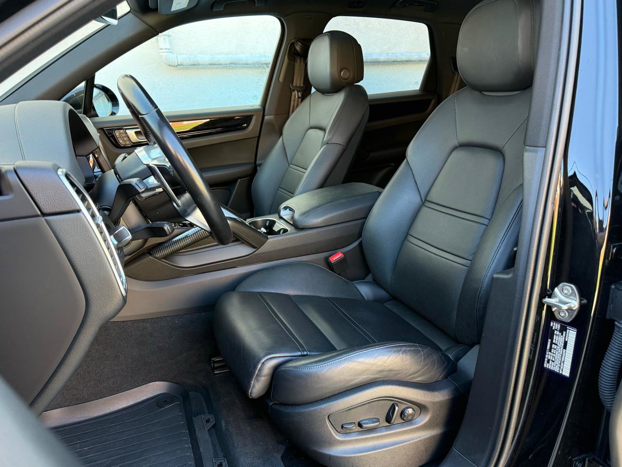 Used 2022 Porsche Cayenne Platinum Edition AWD/4WD image 3