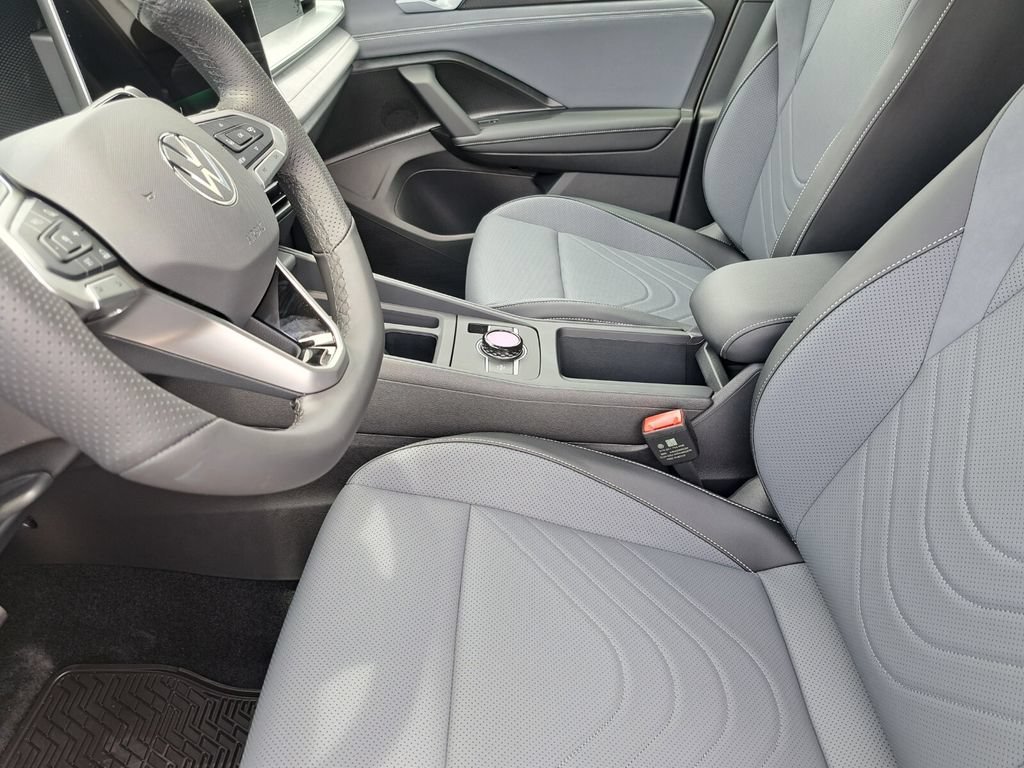 New 2026 Volkswagen Tiguan SE R-Line FWD image 19