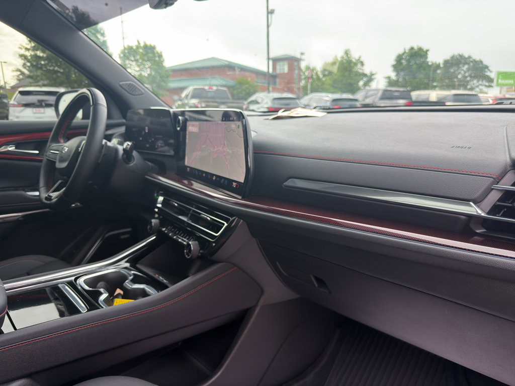 Used 2025 Chevrolet Traverse RS FWD image 37