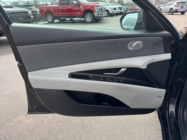 Used 2023 Hyundai Elantra Limited image 24