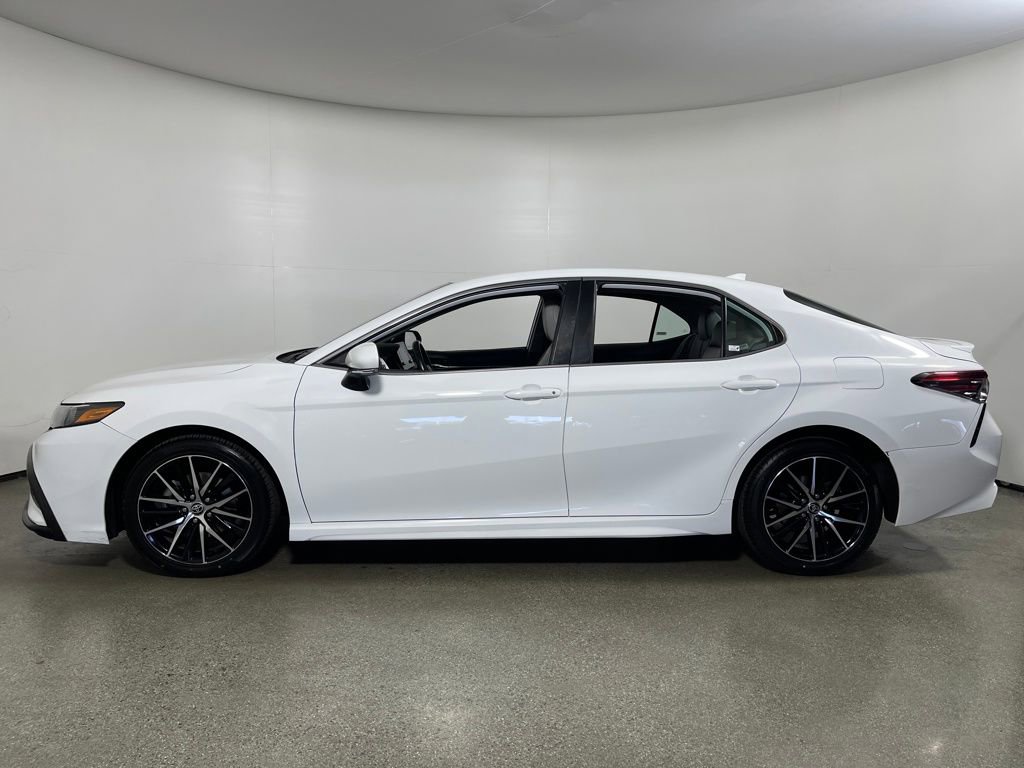 Certified 2022 Toyota Camry SE image 6