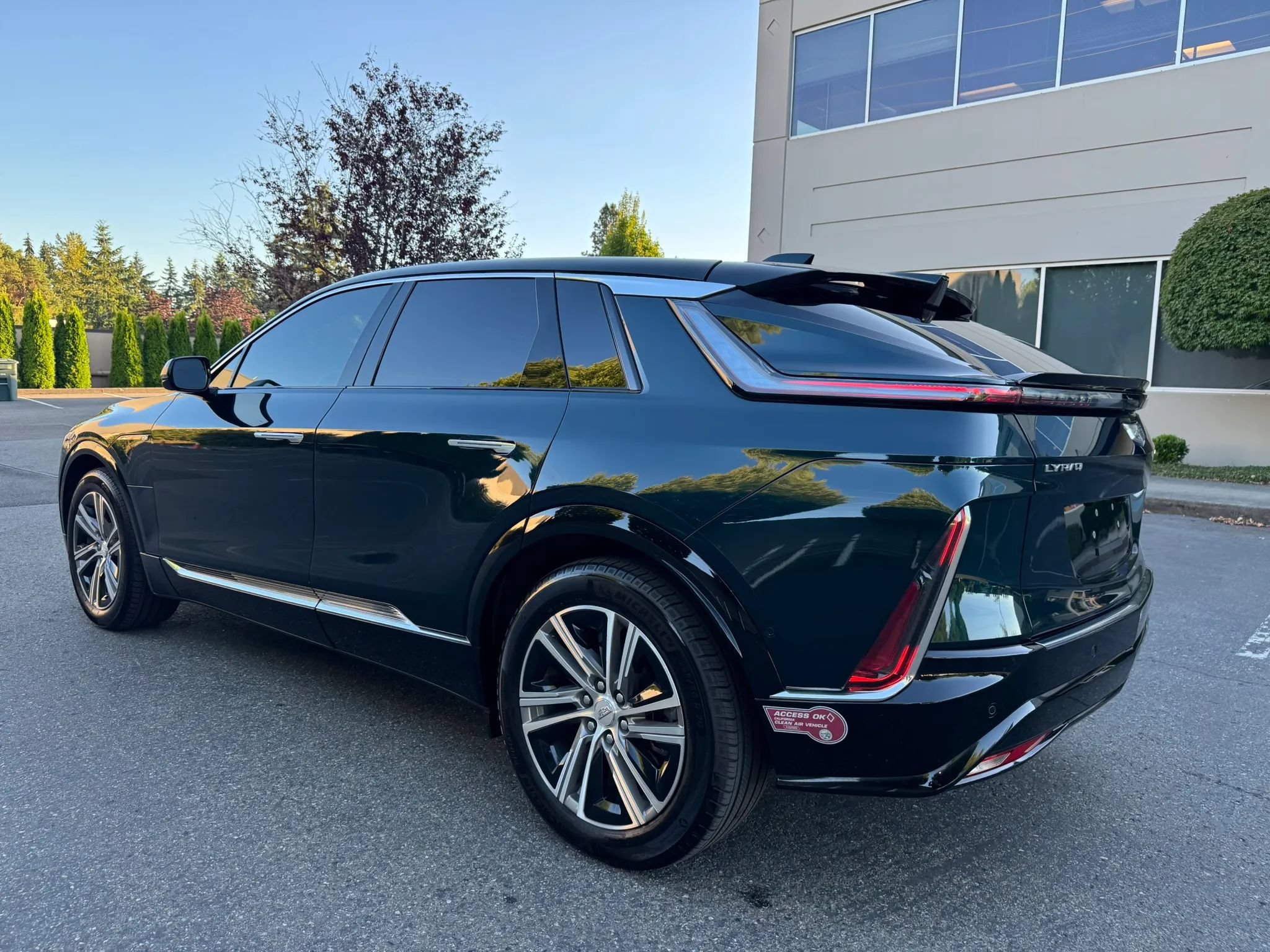 Used 2024 Cadillac Lyriq Luxury AWD/4WD image 7