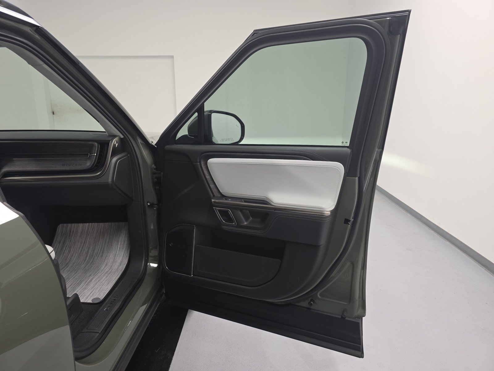 Used 2023 Rivian R1S Launch Edition AWD/4WD image 18