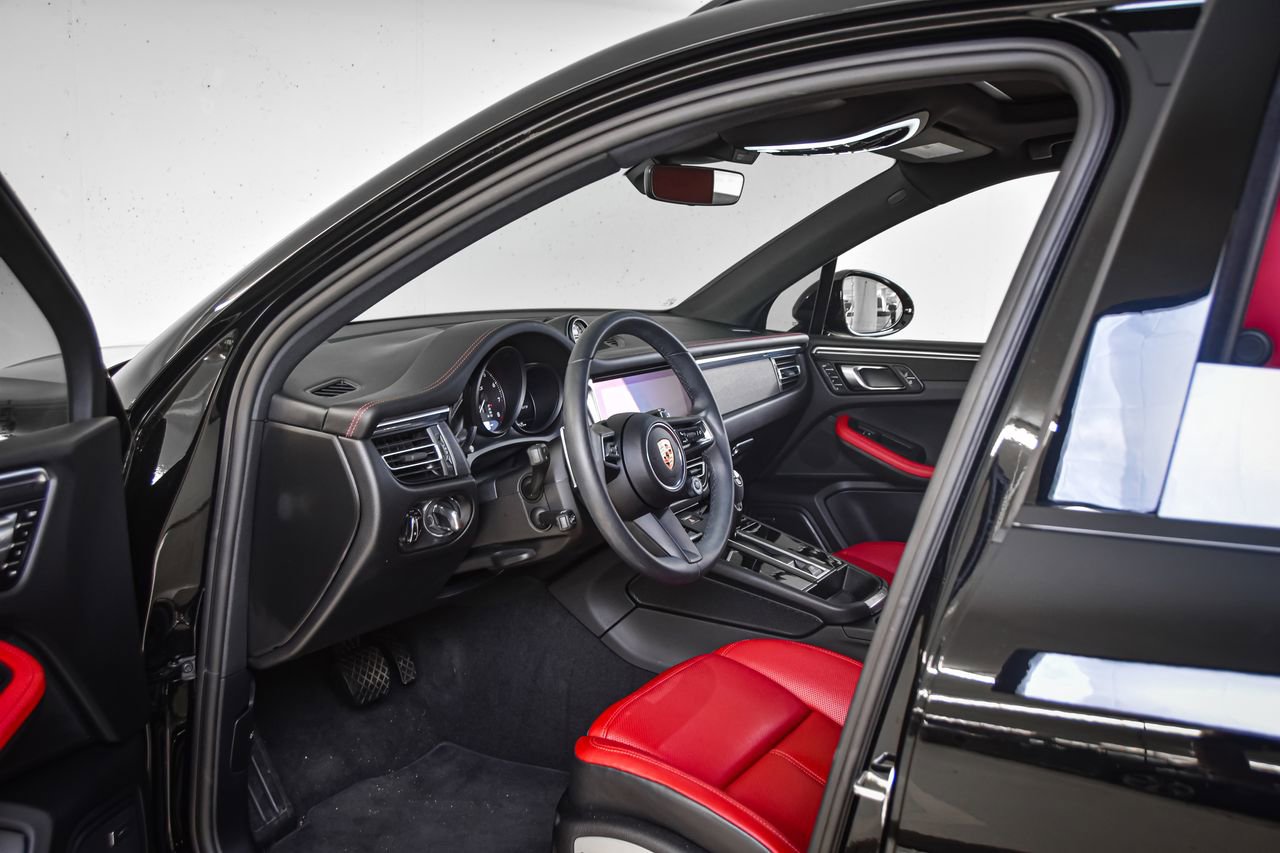 Certified 2025 Porsche Macan GTS image 4