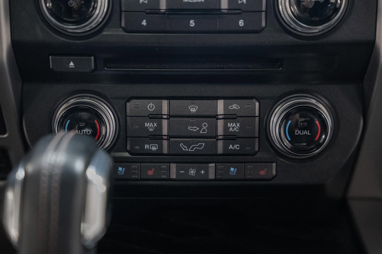 Certified 2018 Ford F150 Platinum w/ Equipment Group 701A Luxury image 32