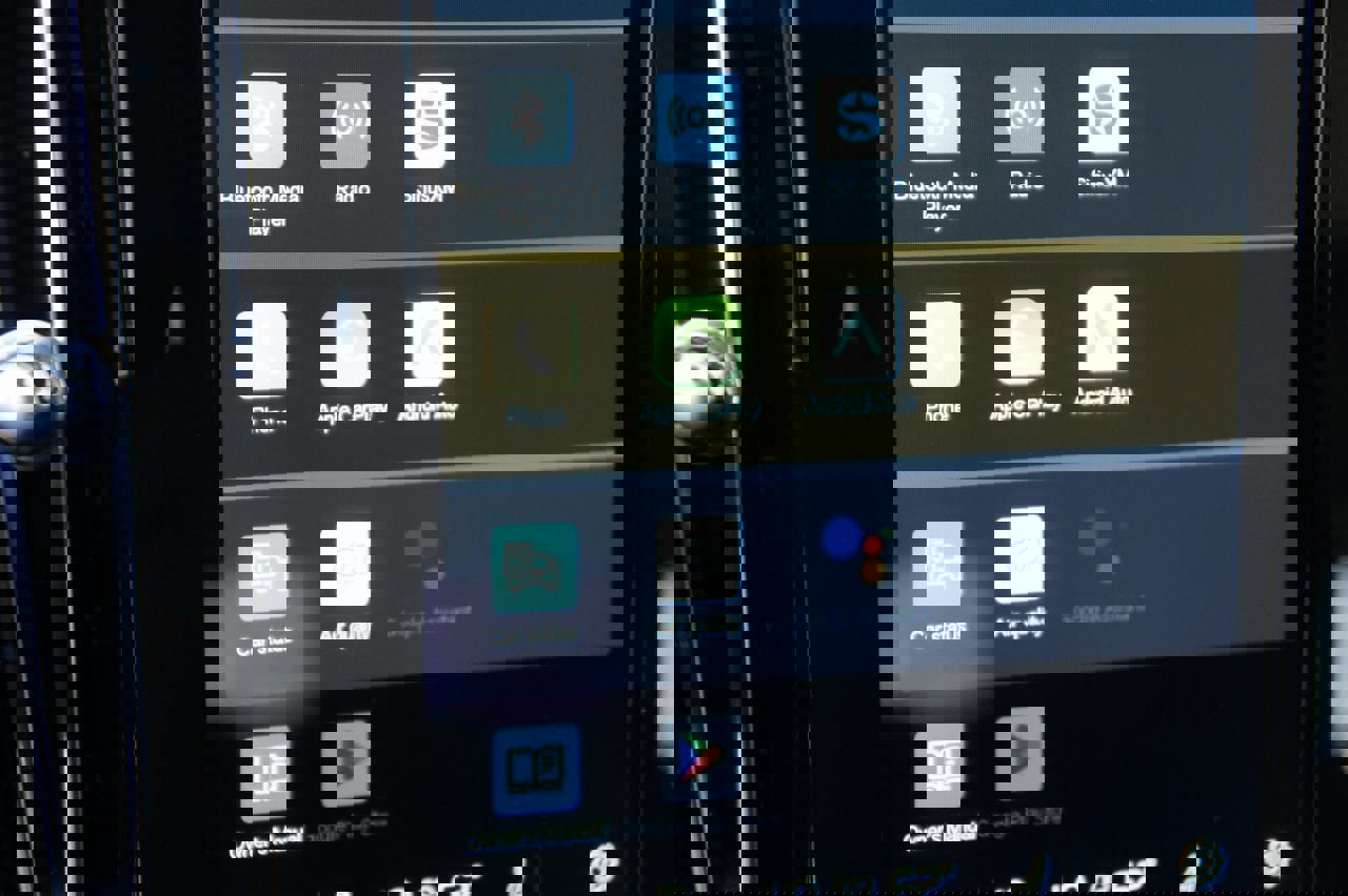 Certified 2025 Volvo XC40 B5 Plus image 23