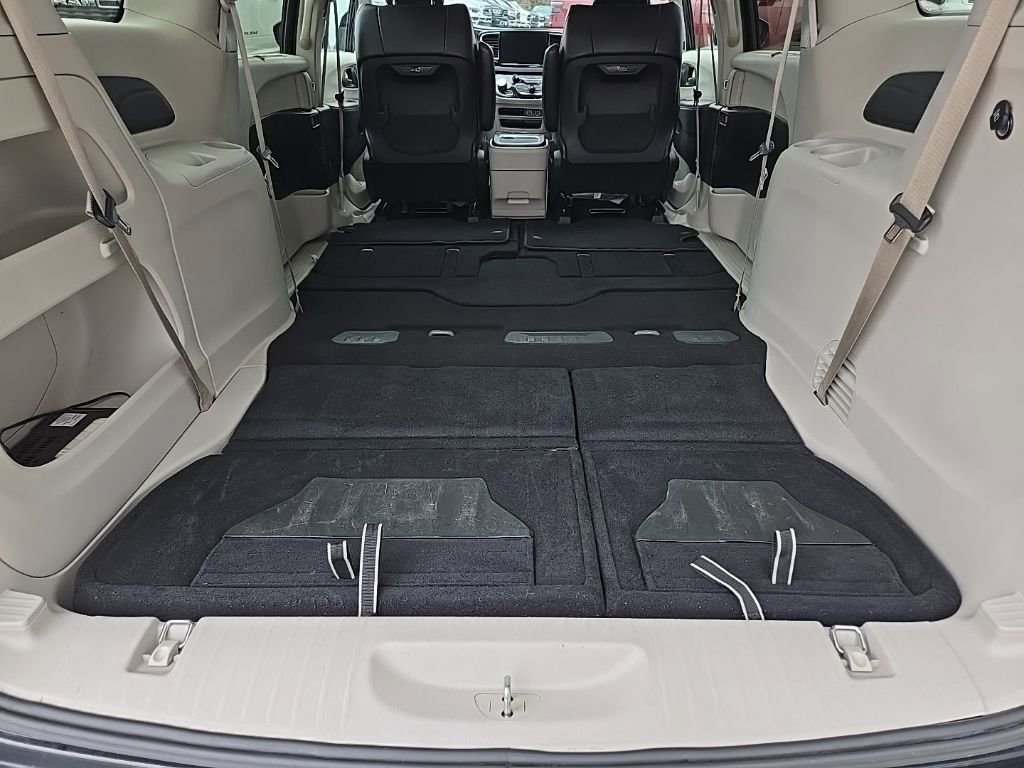 Used 2024 Chrysler Pacifica Touring-L image 95