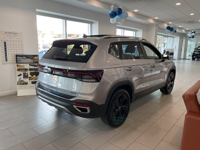 New 2026 Volkswagen Taos SEL image 4