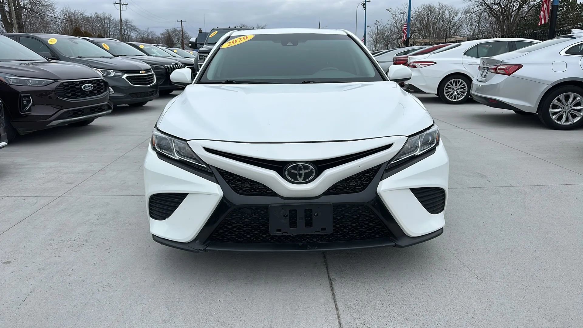 Used 2020 Toyota Camry SE image 2