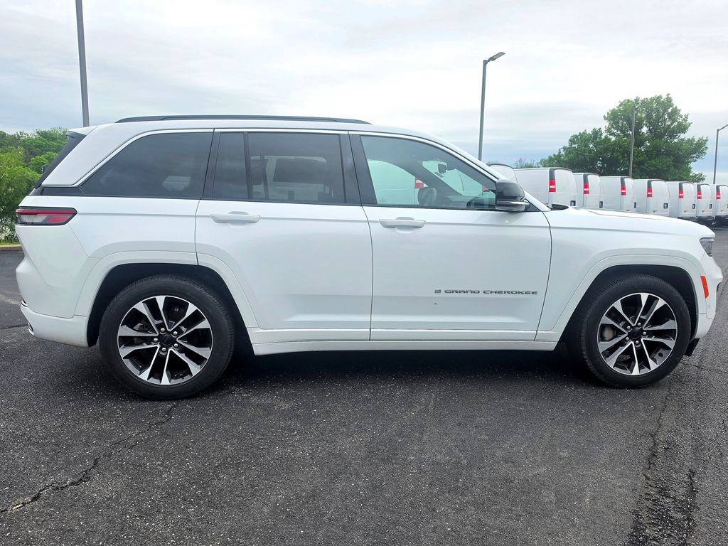 Used 2025 Jeep Grand Cherokee Overland w/ Trailer Tow Package AWD/4WD image 13