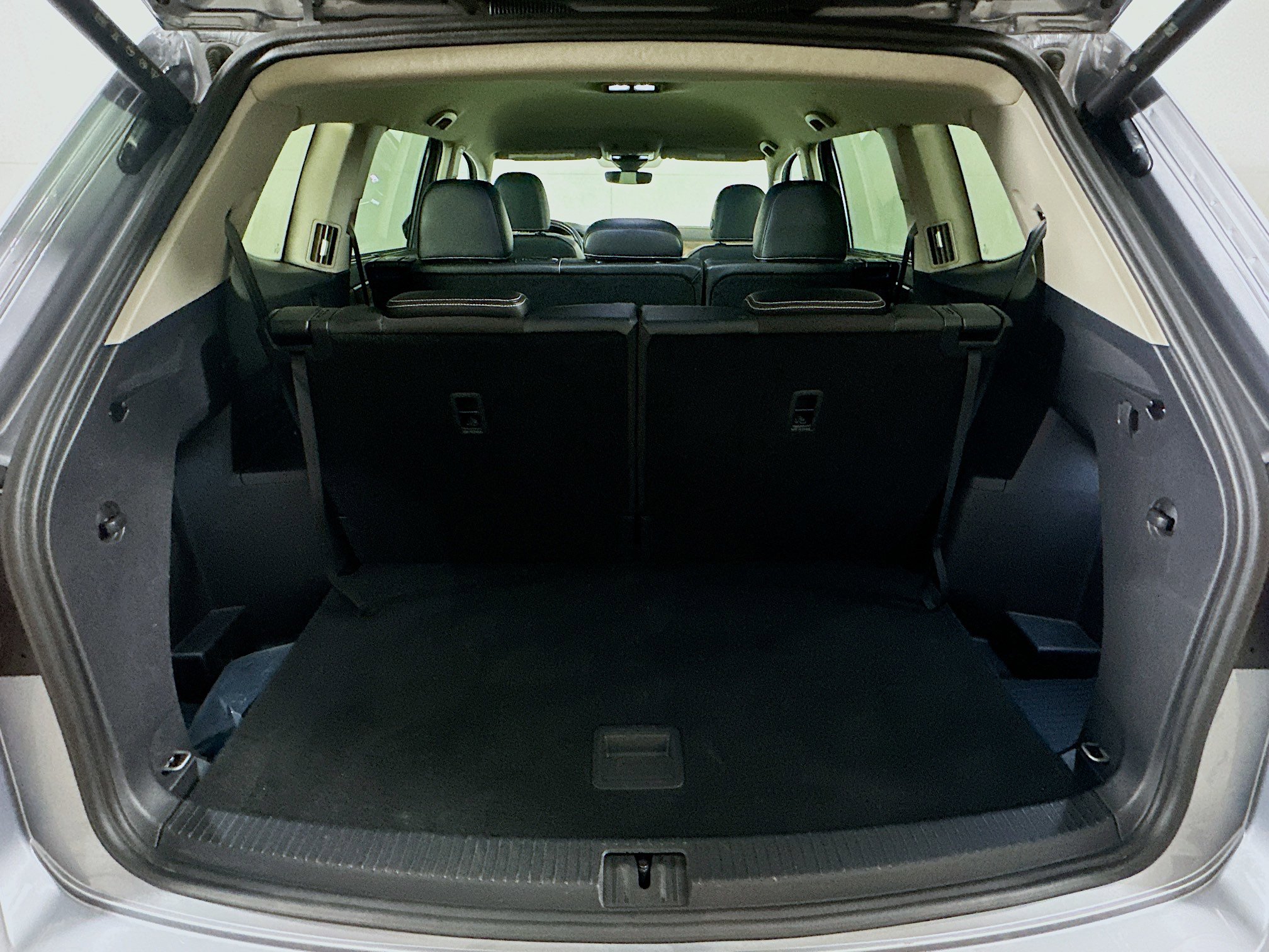 Used 2025 Volkswagen Atlas SE image 28