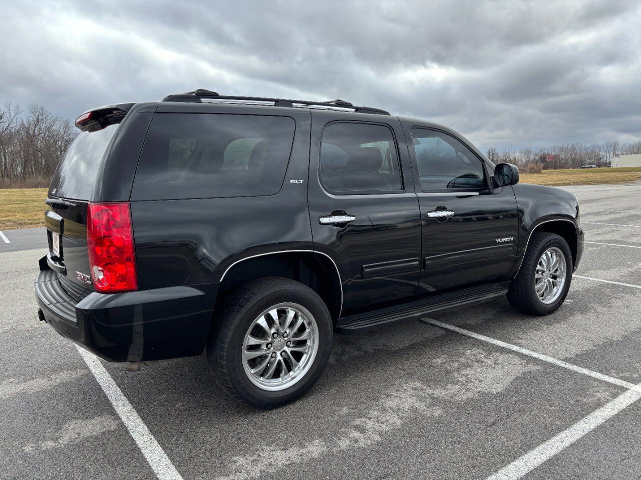 Used 2011 GMC Yukon SLT w/ SLT-2 Equipment Package image 4