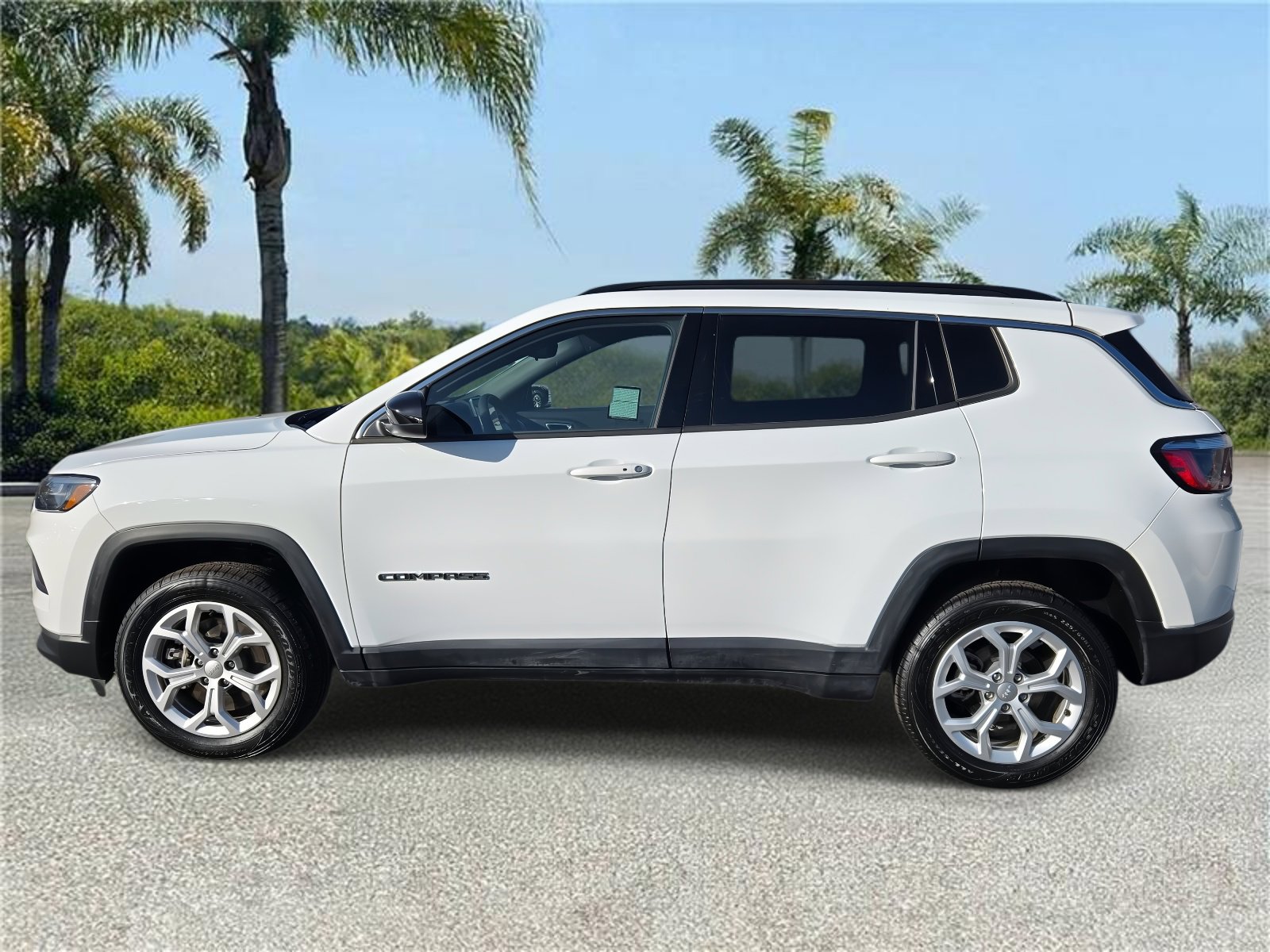 Used 2024 Jeep Compass Latitude AWD/4WD image 2