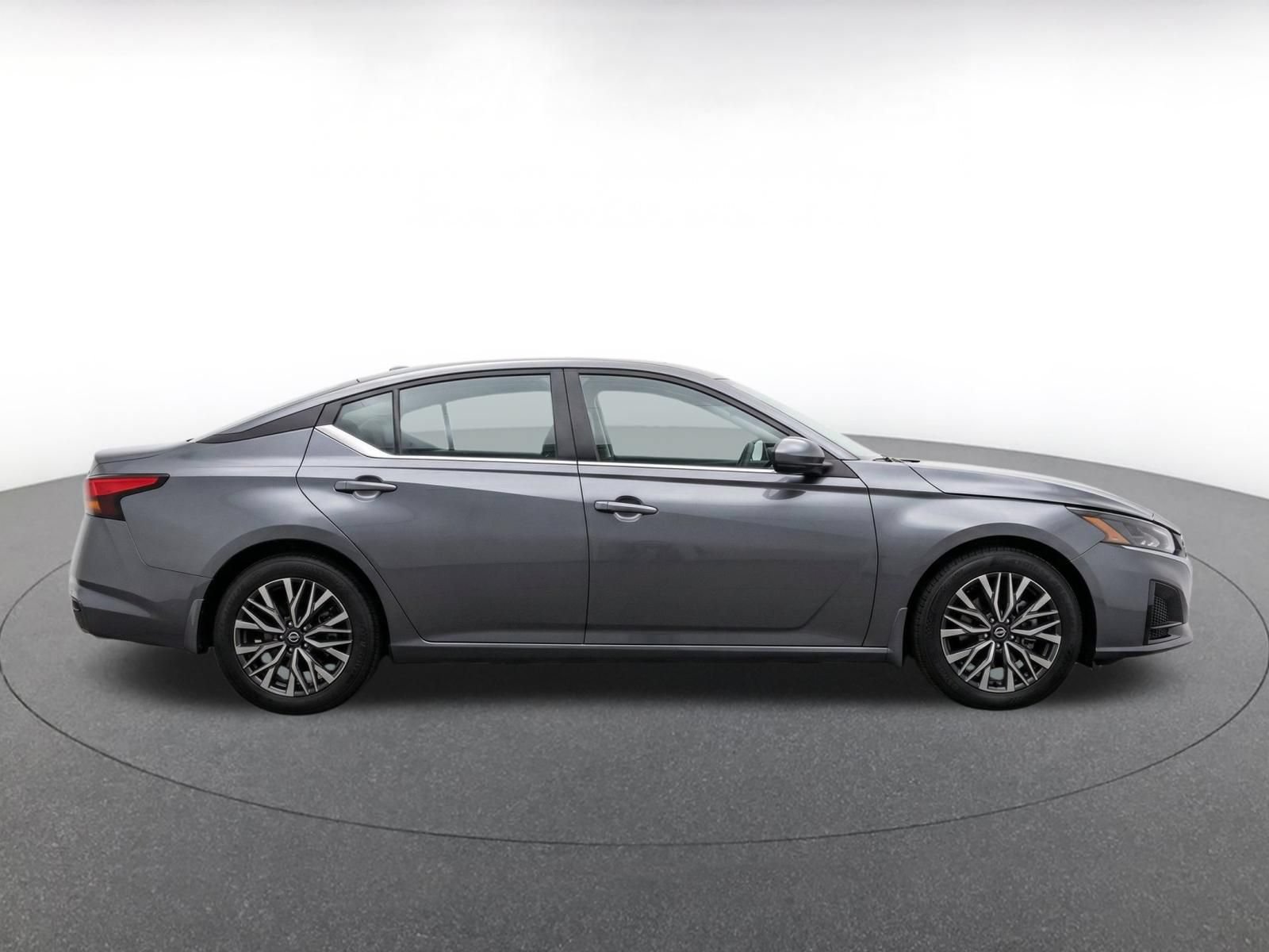 Used 2025 Nissan Altima 2.5 SV FWD image 14