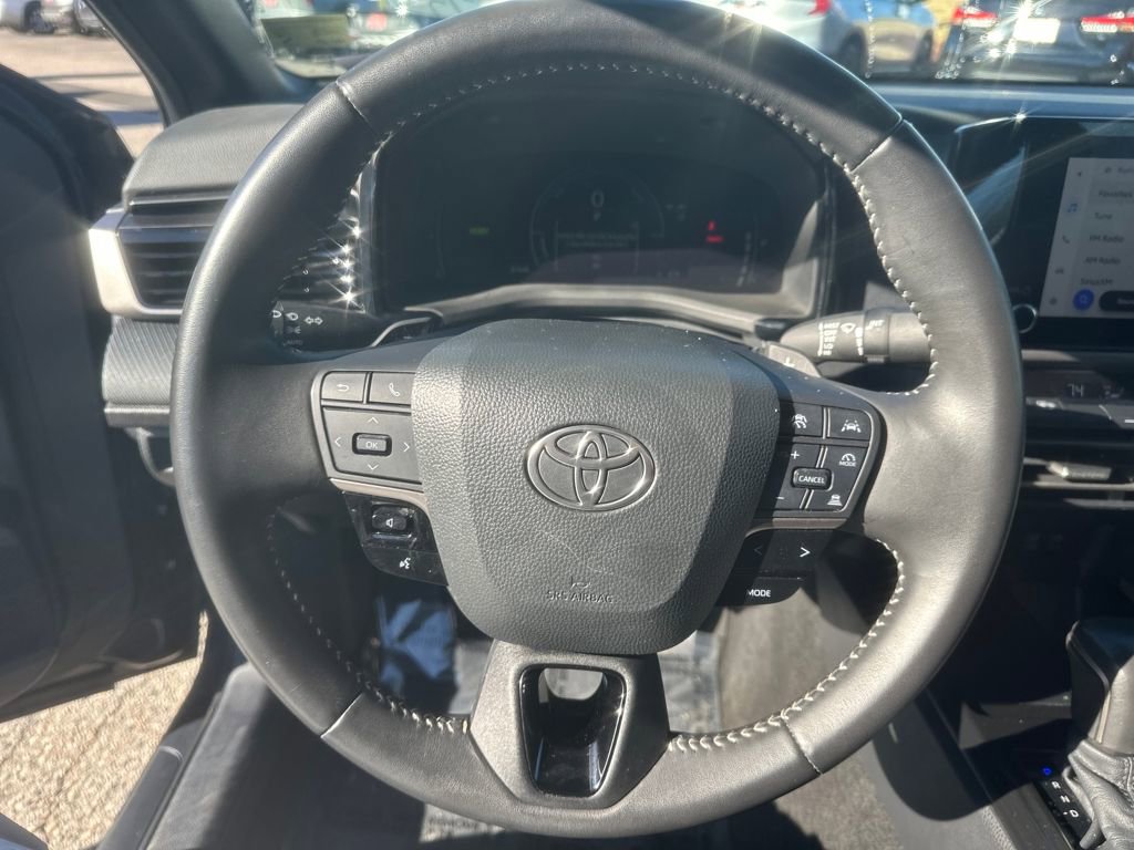 Used 2025 Toyota Camry SE image 11