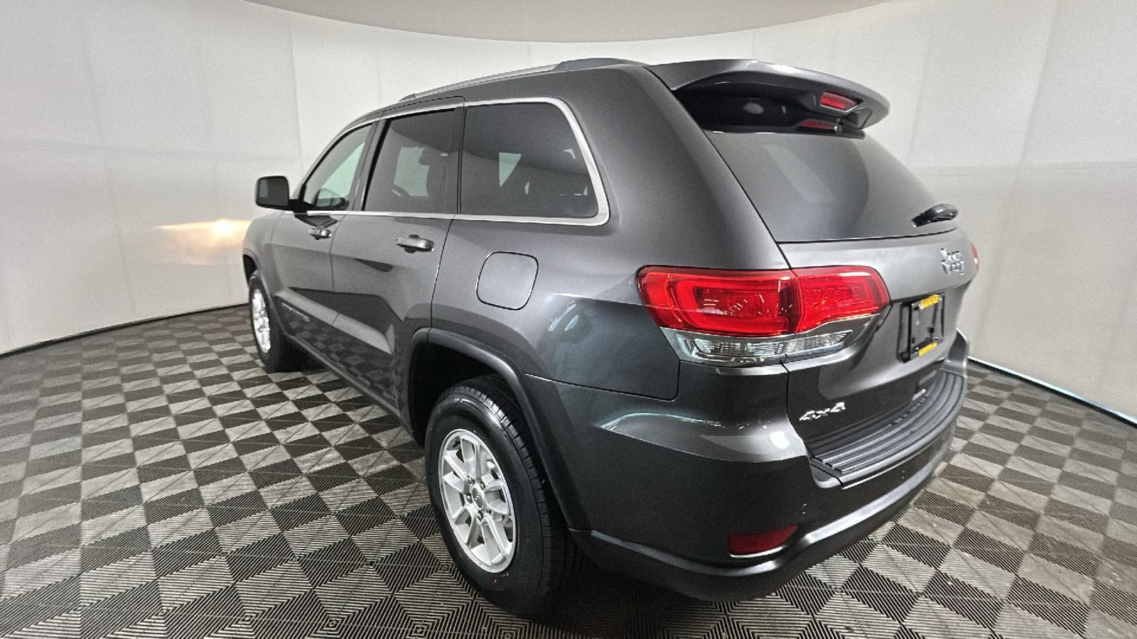 Used 2019 Jeep Grand Cherokee Laredo AWD/4WD image 5