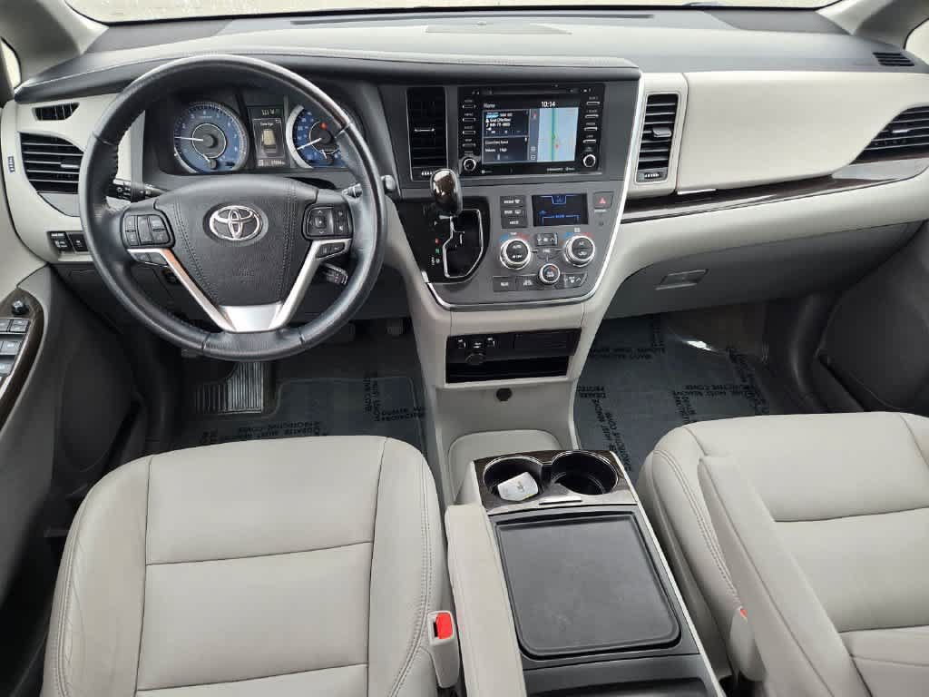 Used 2018 Toyota Sienna XLE w/ XLE Navigation Package FWD image 2