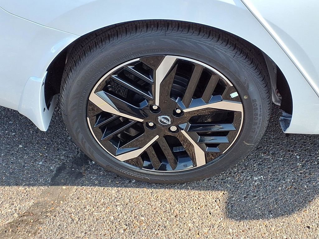 New 2025 Nissan Versa SR w/ Trunk Package image 9