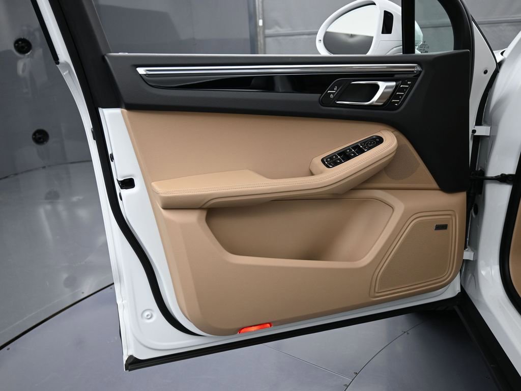 Certified 2025 Porsche Macan image 15