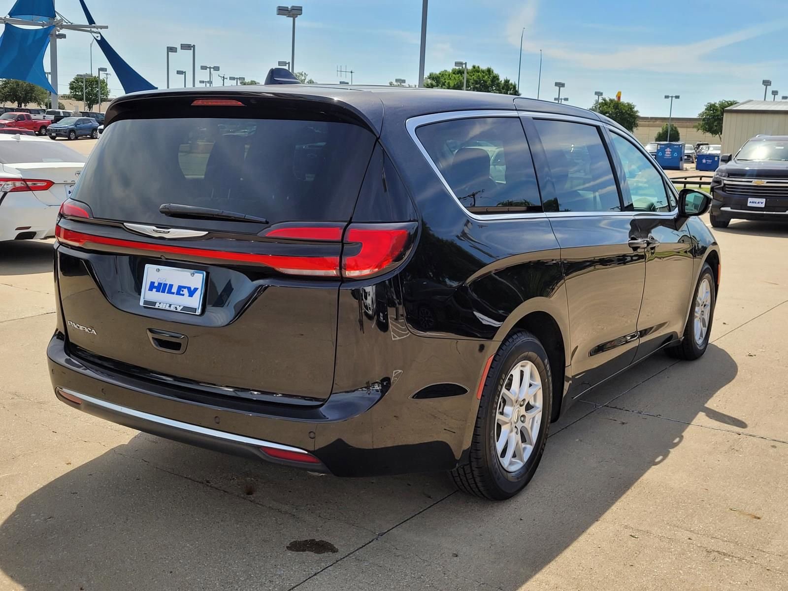 Used 2024 Chrysler Pacifica Touring-L FWD image 4