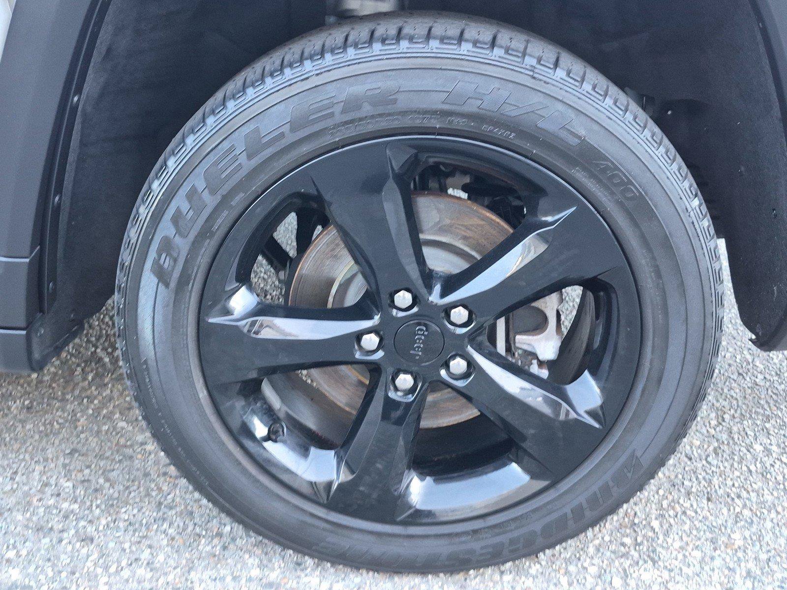 Used 2023 Jeep Grand Cherokee L Laredo RWD image 14