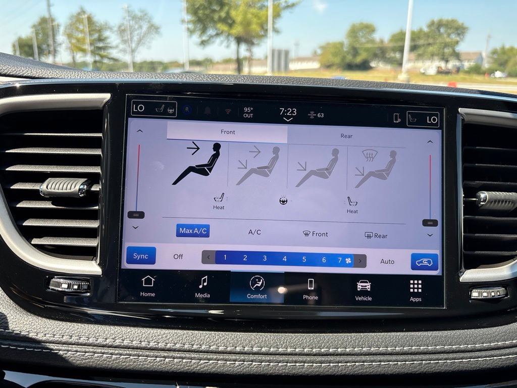 New 2027 Chrysler Pacifica Select FWD image 3