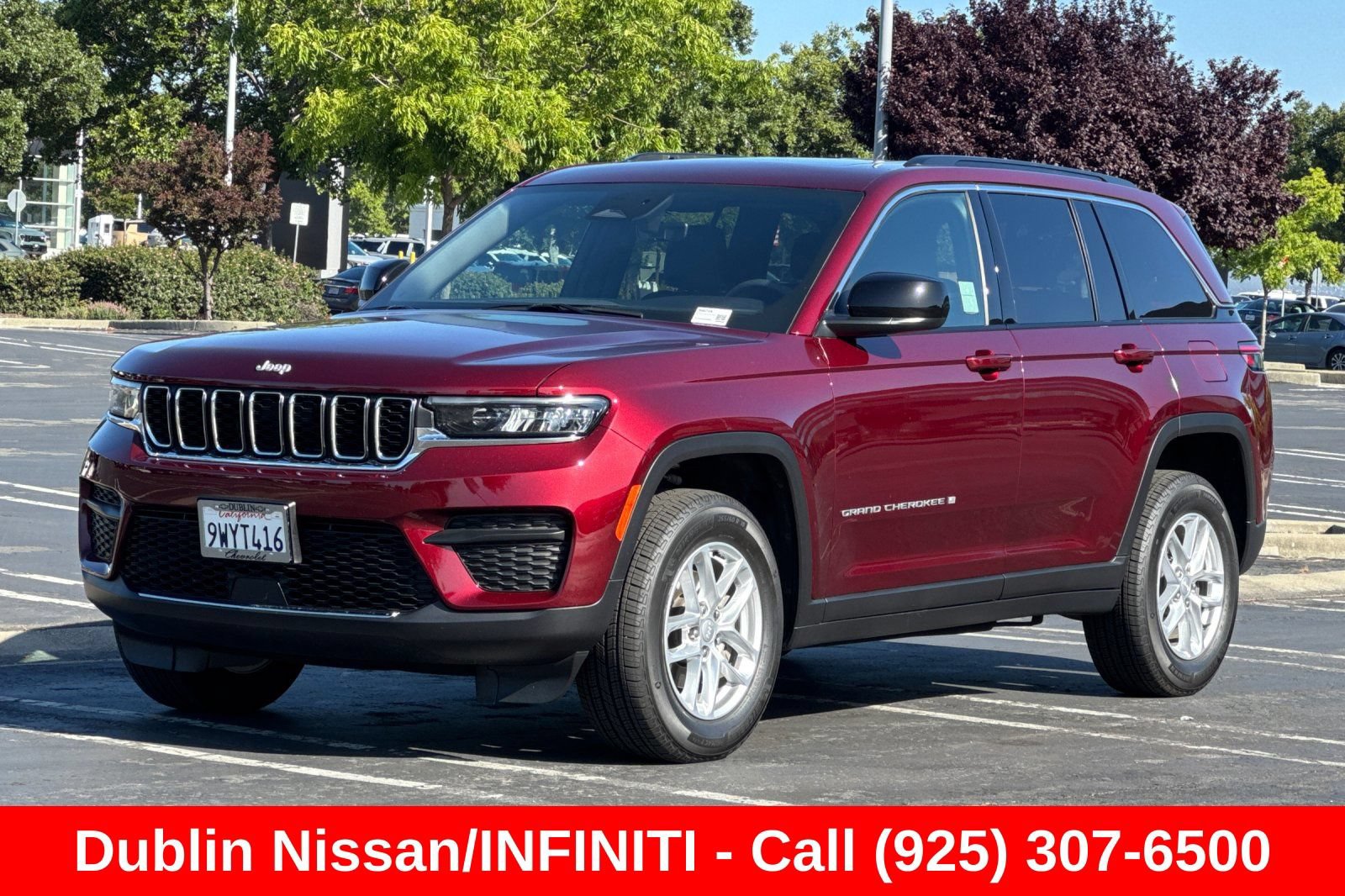 Used 2025 Jeep Grand Cherokee Laredo X w/ Luxury Tech Group I RWD image 8
