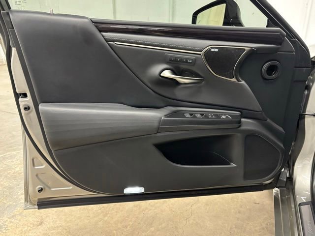 Used 2021 Lexus ES 300h Ultra Luxury w/ Accessory Package 2 FWD image 16