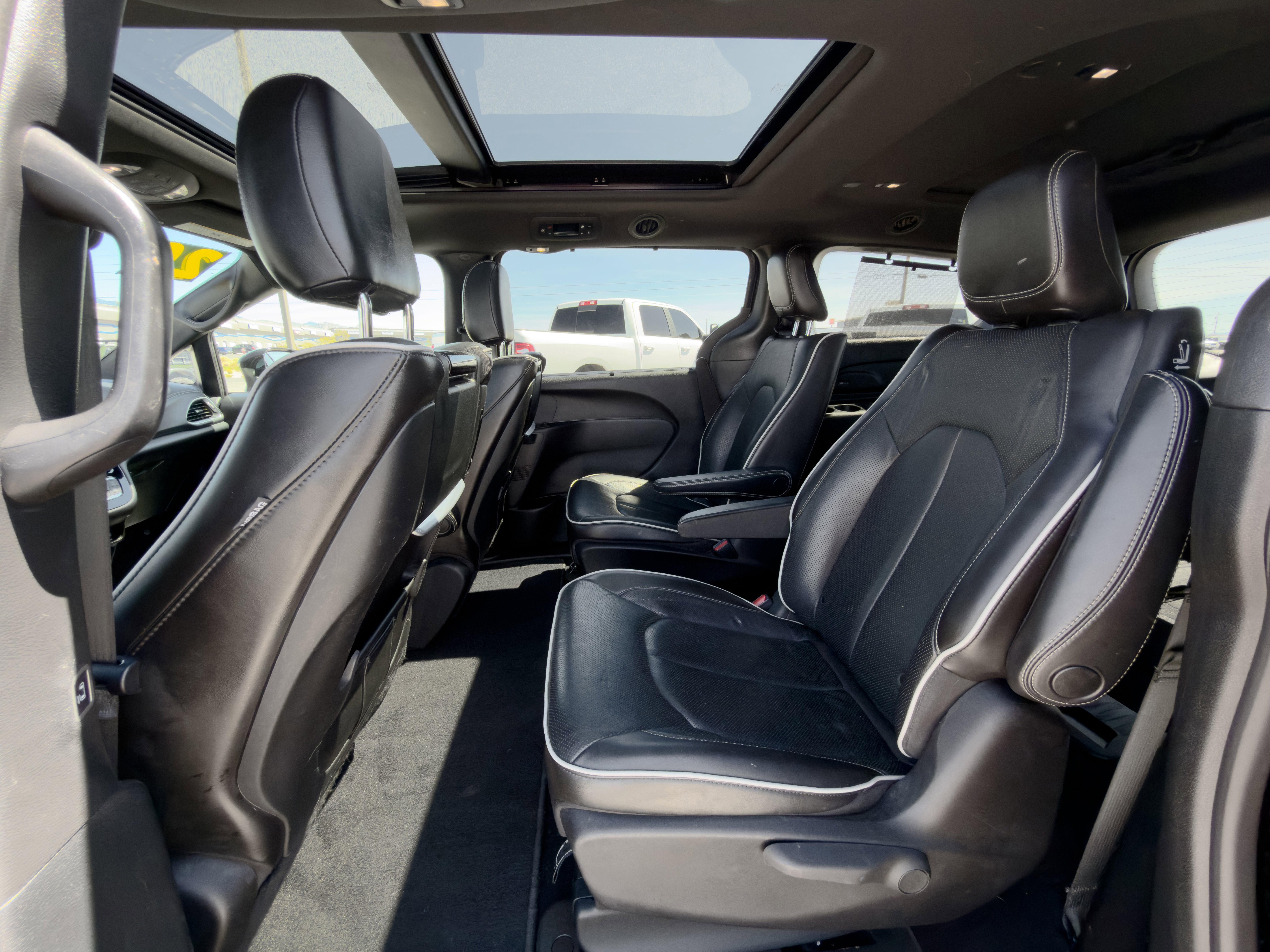 Used 2020 Chrysler Pacifica Limited w/ Advanced Safetytec Group FWD image 12