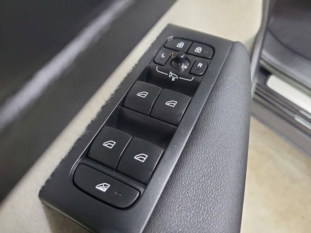 Certified 2023 Volvo XC40 B4 Plus w/ Driver Assist Package image 22