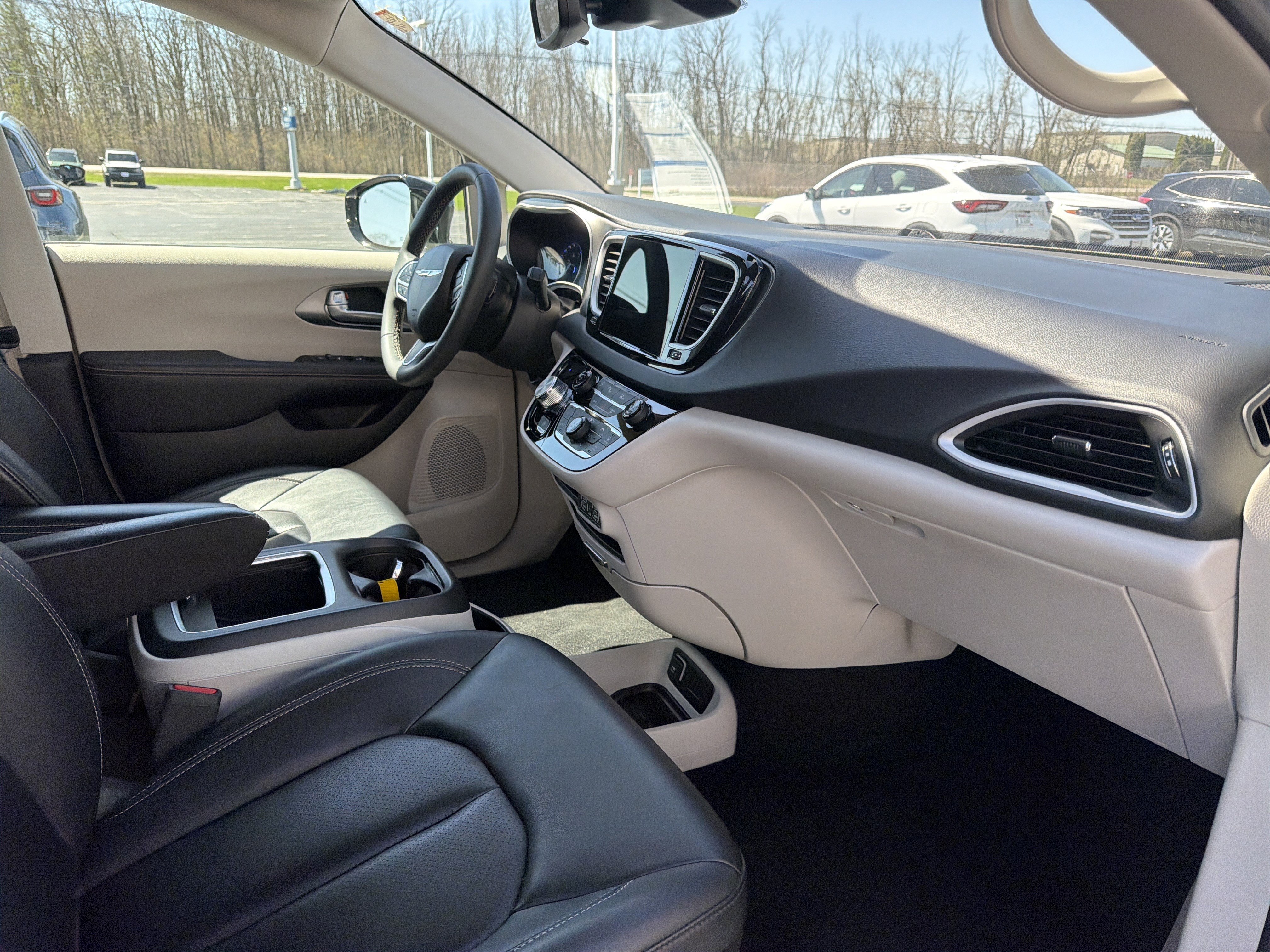 Used 2024 Chrysler Pacifica Touring-L FWD image 12