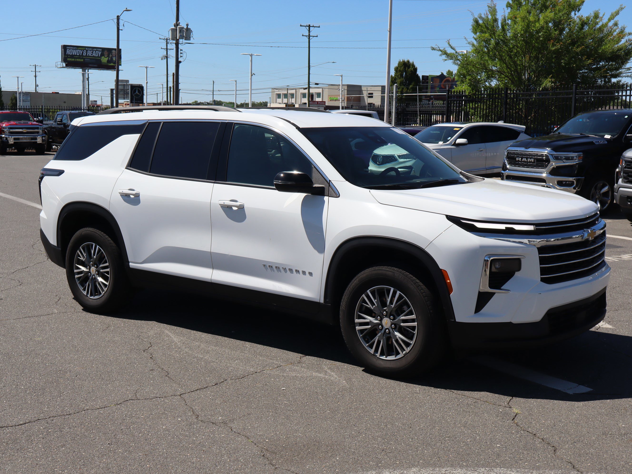 Used 2025 Chevrolet Traverse LT FWD image 2