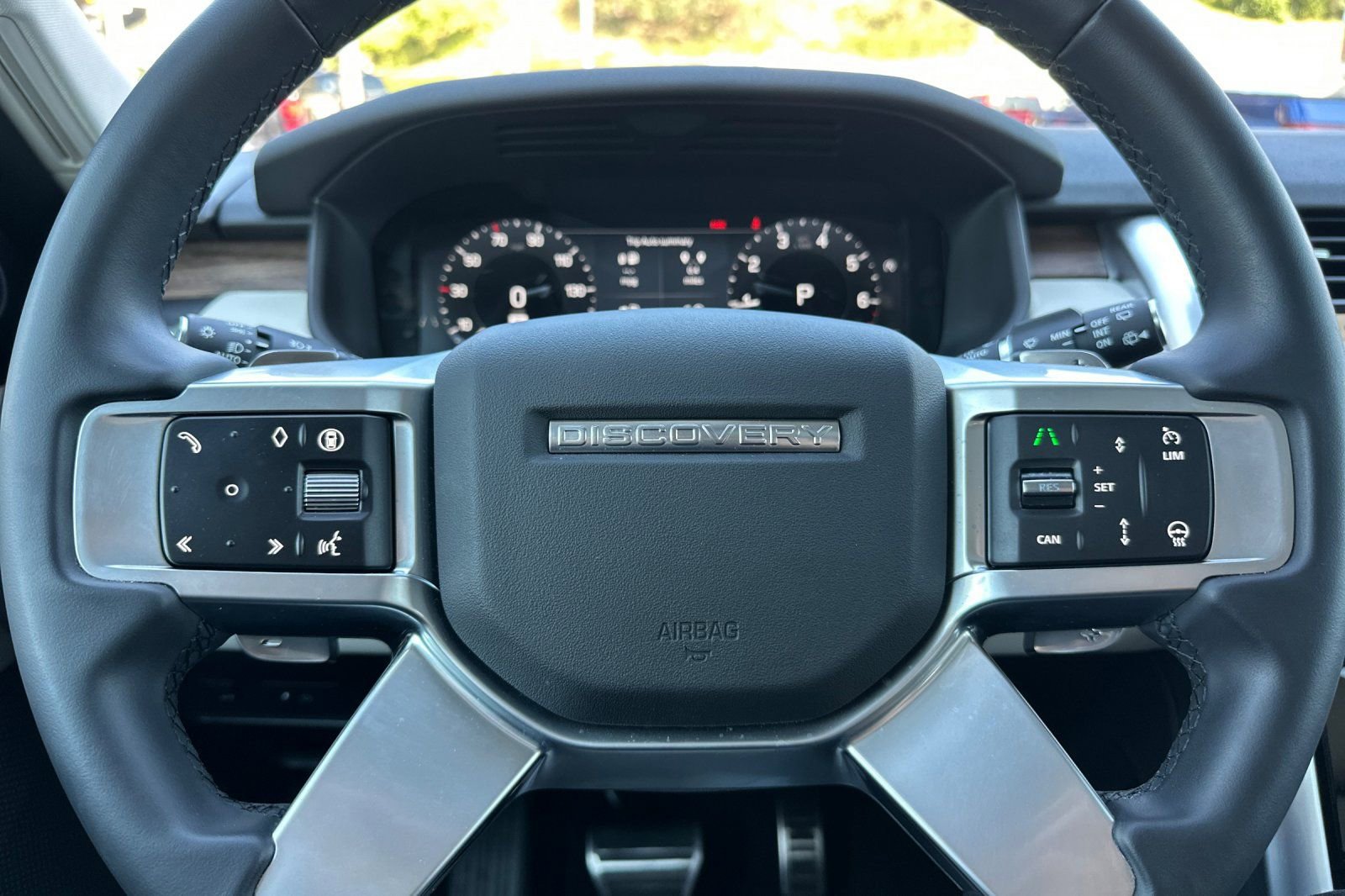 Used 2025 Land Rover Discovery Dynamic SE AWD/4WD image 23