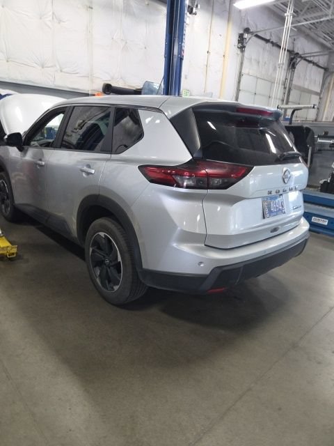 Used 2024 Nissan Rogue SV AWD/4WD image 3