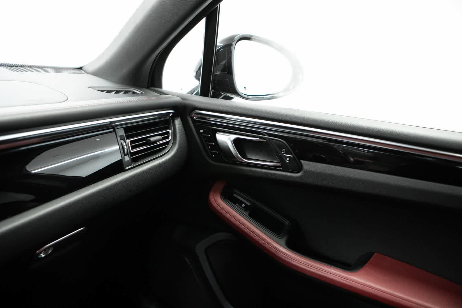 Certified 2022 Porsche Macan AWD/4WD image 26