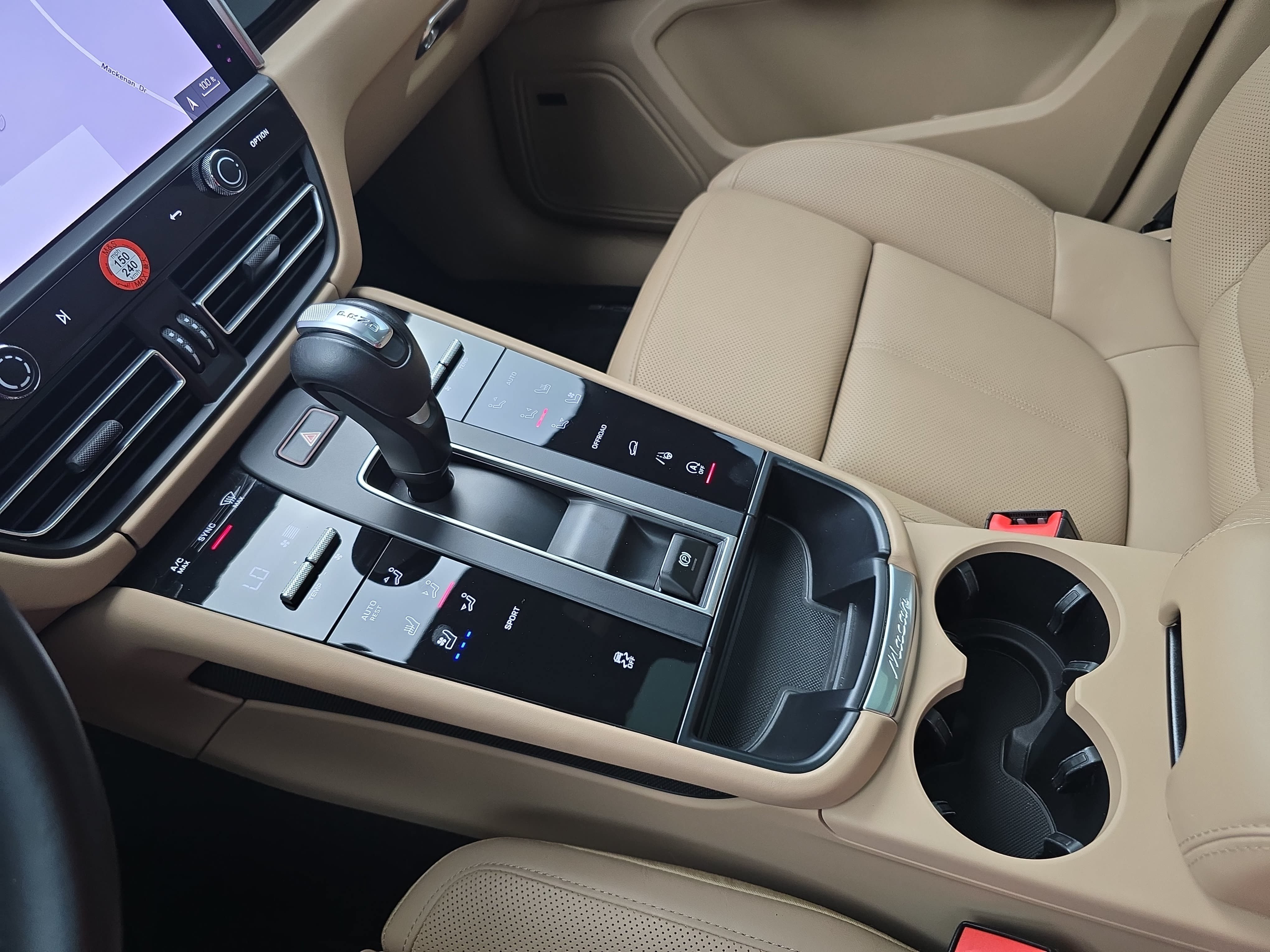 Certified 2024 Porsche Macan AWD/4WD image 27