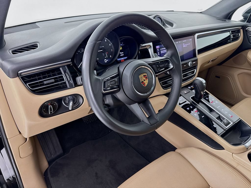 Certified 2022 Porsche Macan AWD/4WD image 4