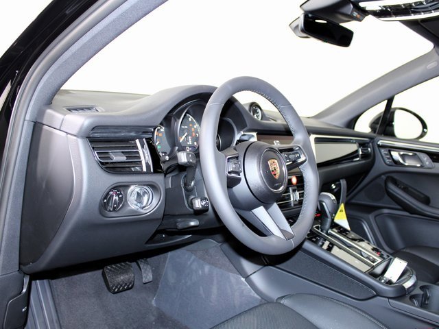New 2025 Porsche Macan image 4