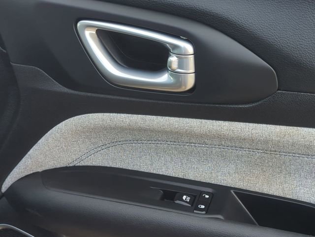 Used 2024 Jeep Compass Latitude image 27