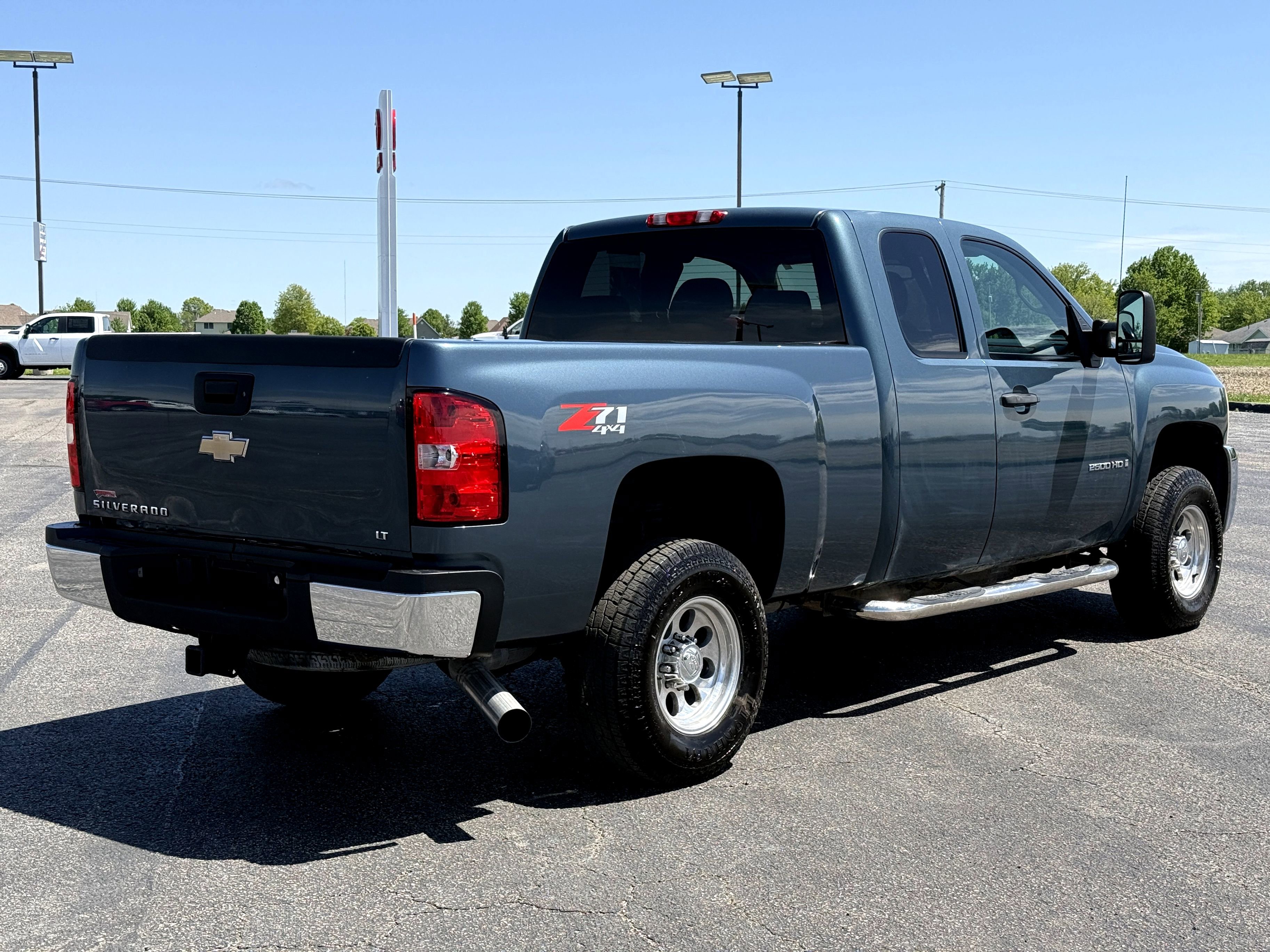 Used 2009 Chevrolet Silverado 2500 LT w/ Exterior Plus Package AWD/4WD image 3