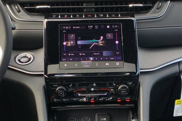 New 2025 Jeep Grand Cherokee Altitude image 22