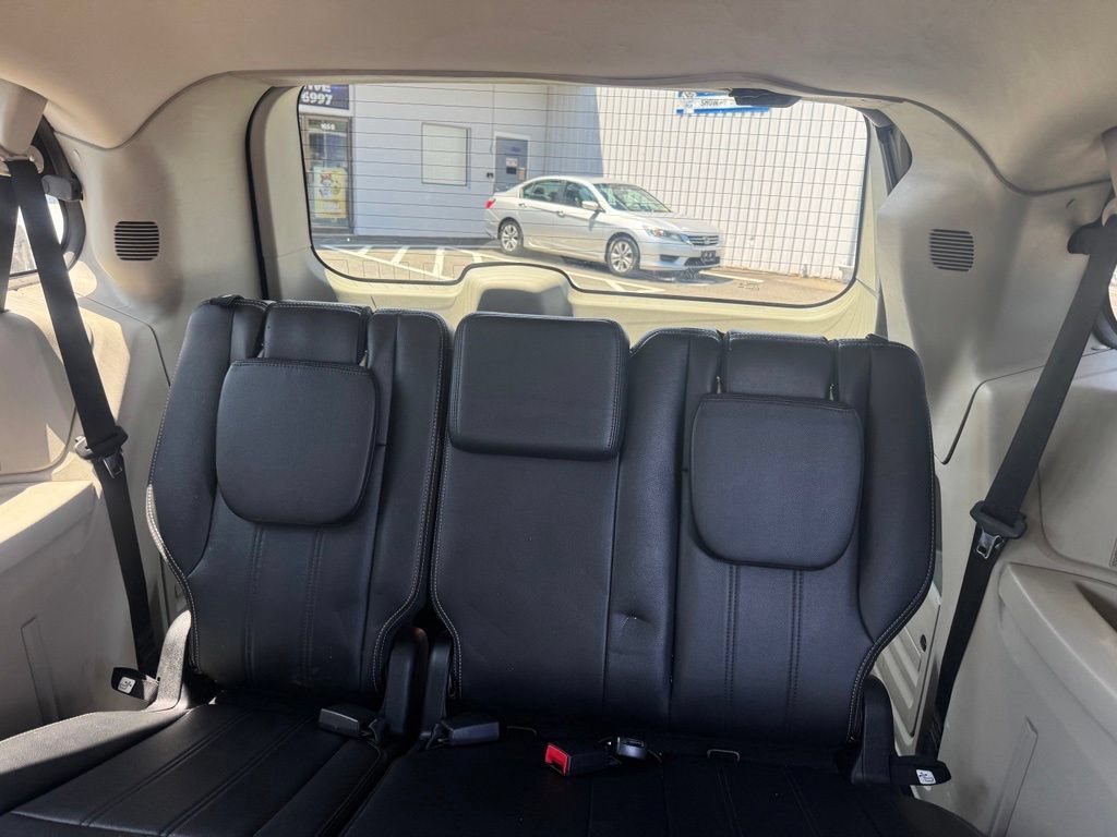 Used 2014 Chrysler Town & Country Touring FWD image 27
