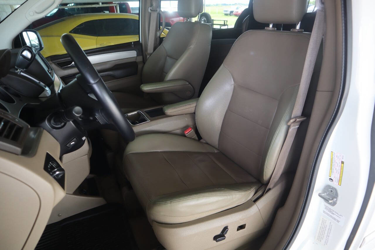 Used 2012 Volkswagen Routan SEL FWD image 4