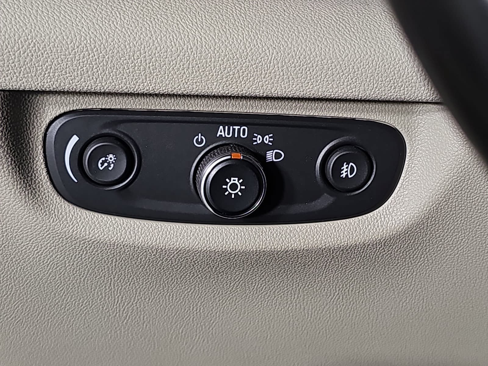 Used 2018 Buick Regal Essence w/ Driver Confidence Package #1 FWD image 22
