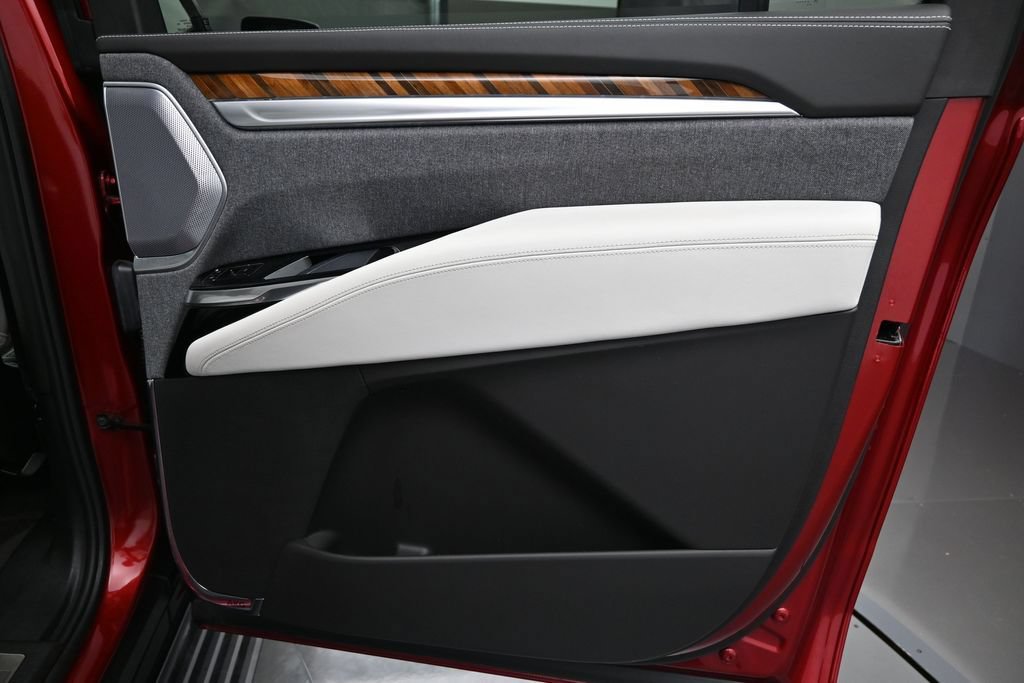 Used 2025 Cadillac Escalade ESV Sport Platinum w/ LPO, Floor Liner Package AWD/4WD image 39