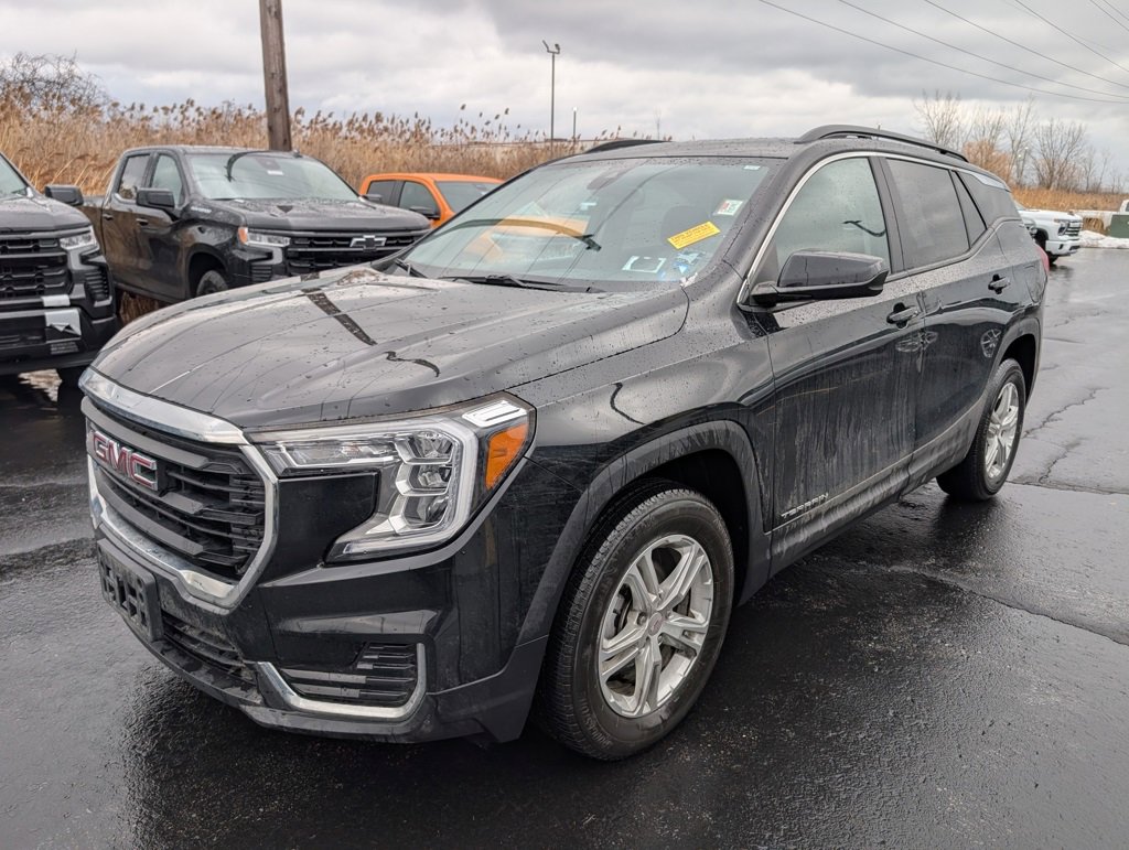Used 2024 GMC Terrain SLE w/ Driver Convenience Package image 4